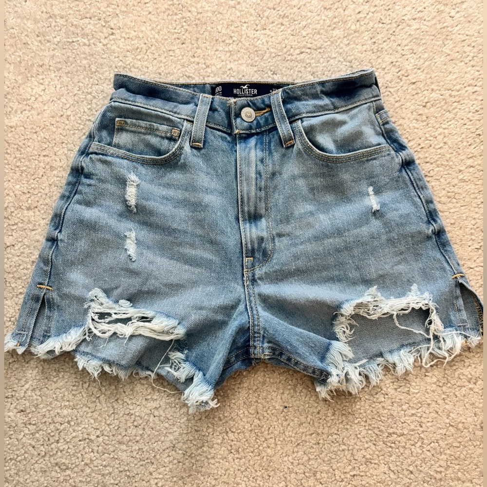 Hollister High-rise Mom Short Distressed Jean